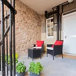 Stylish Royal Mile Apartment With Balcony