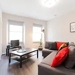 Stylish Royal Mile Apartment With Balcony